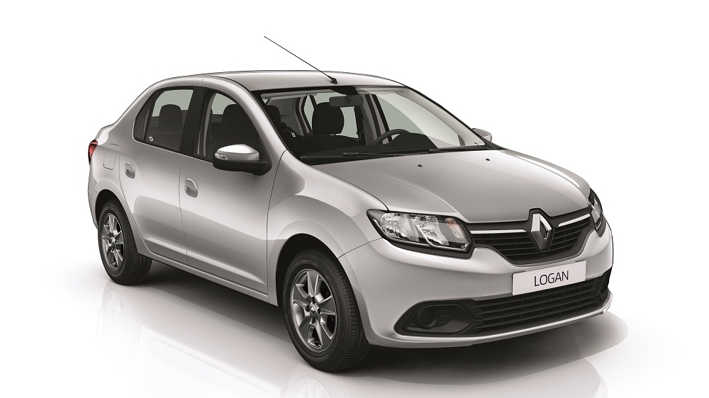 Carro sedã prata Renault Logan visto em ângulo frontal lateral direito, sobre fundo branco.