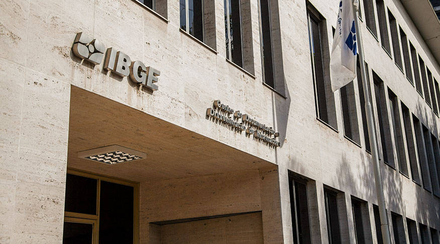 Fachada do edifício do IBGE com logotipo e entrada principal.