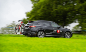 Bicicleta acoplada a um carro da Uber.