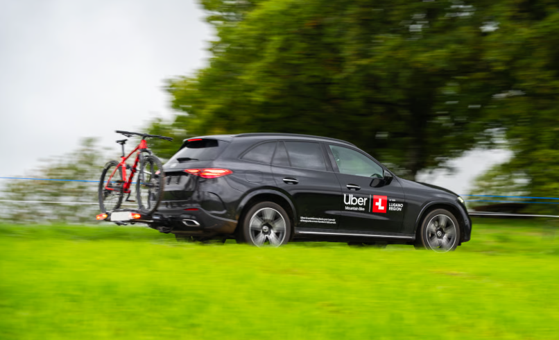Bicicleta acoplada a um carro da Uber.