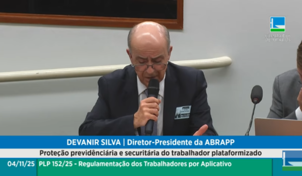 Devanir Silva, diretor-presidente da Abrapp, fala ao microfone durante audiência pública na Câmara dos Deputados sobre a proteção previdenciária e securitária do trabalhador plataformizado.