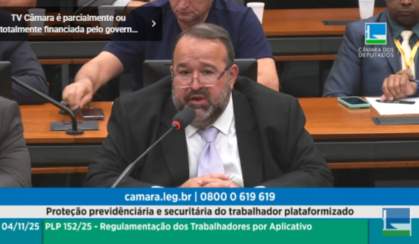 Evandro Henrique, sentado à mesa, fala ao microfone durante audiência pública na Câmara dos Deputados sobre a proteção previdenciária e securitária do trabalhador plataformizado.