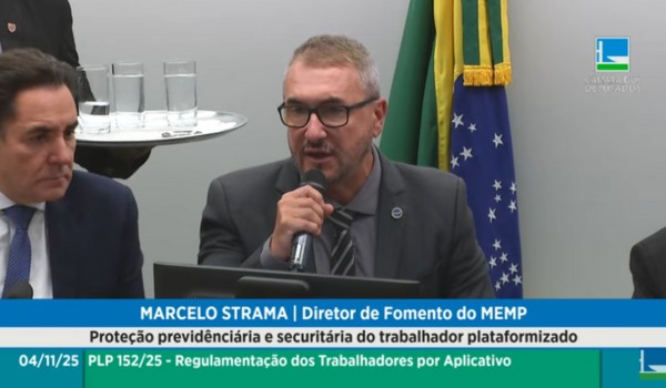 Marcelo Strama, diretor de Fomento do Ministério do Empreendedorismo, da Microempresa e da Empresa de Pequeno Porte (MEMP), fala ao microfone durante uma audiência na Câmara dos Deputados. Ele usa terno cinza e óculos, e está sentado à mesa com outro homem ao lado. Ao fundo, aparecem as bandeiras do Brasil e da Câmara dos Deputados. Na faixa inferior da imagem, lê-se o tema da audiência: “Proteção previdenciária e securitária do trabalhador plataformizado”, e a legenda “PLP 152/25 – Regulamentação dos Trabalhadores por Aplicativo”, datada de 04/11/25.