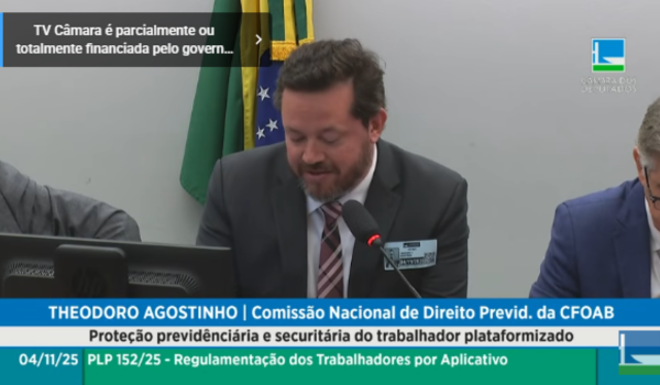 Theodoro Agostinho, representante da Comissão Nacional de Direito Previdenciário da CFOAB, fala ao microfone durante audiência pública na Câmara dos Deputados sobre a proteção previdenciária e securitária do trabalhador plataformizado.
