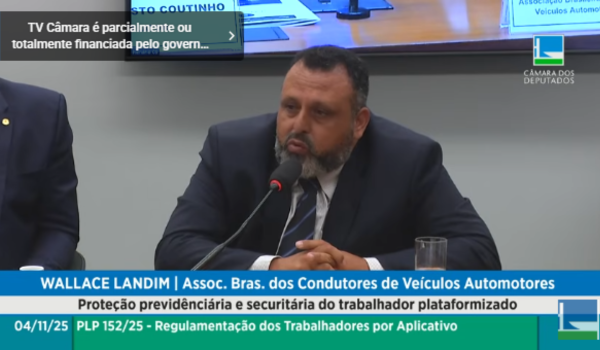 Wallace Landim, representante da Associação Brasileira dos Condutores de Veículos Automotores, fala ao microfone durante audiência pública na Câmara dos Deputados sobre a proteção previdenciária e securitária do trabalhador plataformizado.