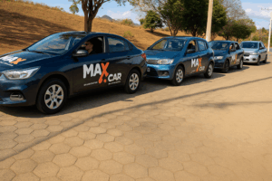 Fila de carros adesivados com a marca MaxCar estacionados em uma via pavimentada, cada um com um motorista ao volante.