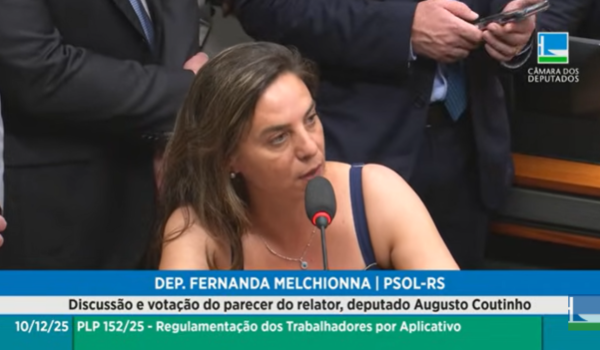 Mulher fala ao microfone em audiência na Câmara dos Deputados, com identificação na tela e pauta sobre regulamentação de trabalhadores por aplicativo.
