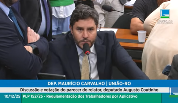 Deputado Maurício Carvalho fala ao microfone em comissão da Câmara, com legenda de identificação e pauta sobre regulamentação de trabalhadores por aplicativo.