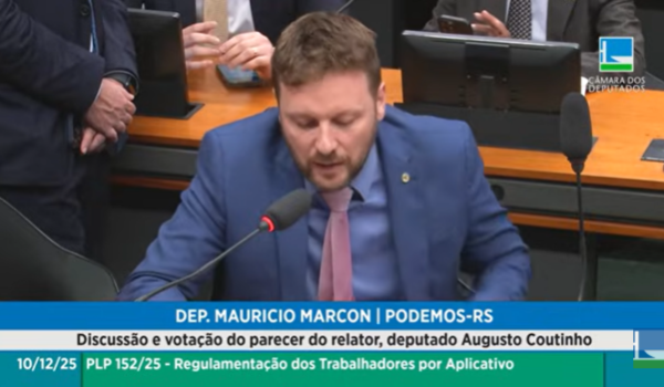 Deputado Maurício Marcon fala ao microfone em comissão da Câmara, com legenda de identificação e pauta sobre regulamentação de trabalhadores por aplicativo.