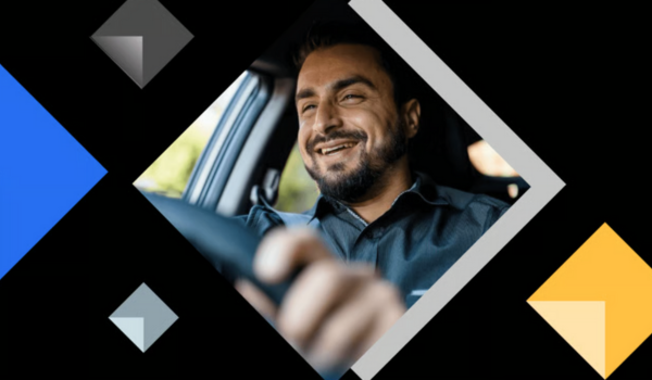 Homem sorridente dirige um carro, visto através de uma composição gráfica com formas geométricas sobre fundo escuro.