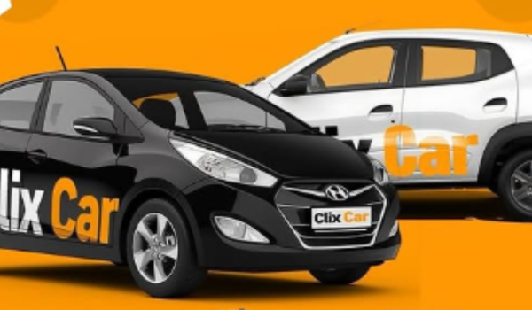Dois carros com adesivo ClixCar, um preto em primeiro plano e outro branco ao fundo, sobre fundo laranja