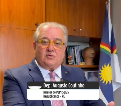 Deputado Augusto Coutinho falando em vídeo em escritório, com bandeira de Pernambuco ao fundo e identificação na tela.