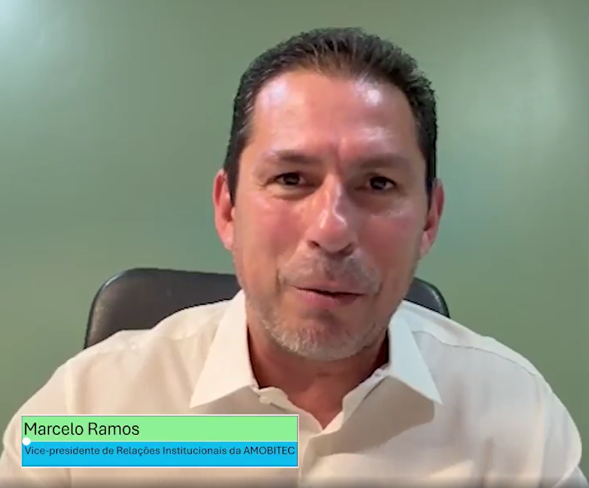 Marcelo Ramos falando para a câmera, sentado em cadeira de escritório, com fundo verde.