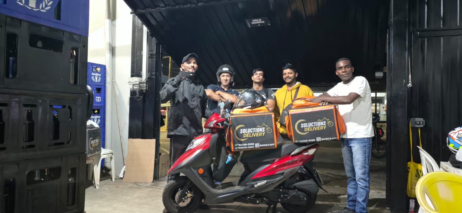 Equipe de entregadores da Soluctions Delivery reunida ao lado de motos e bolsas térmicas personalizadas em Ribeirão Preto.