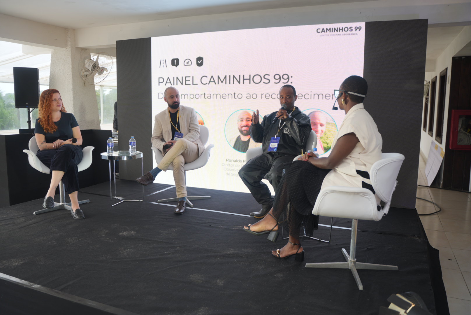 Painel do evento Caminhos 99 reúne especialistas em segurança viária e mobilidade urbana durante debate sobre comportamento no trânsito no Rio de Janeiro.