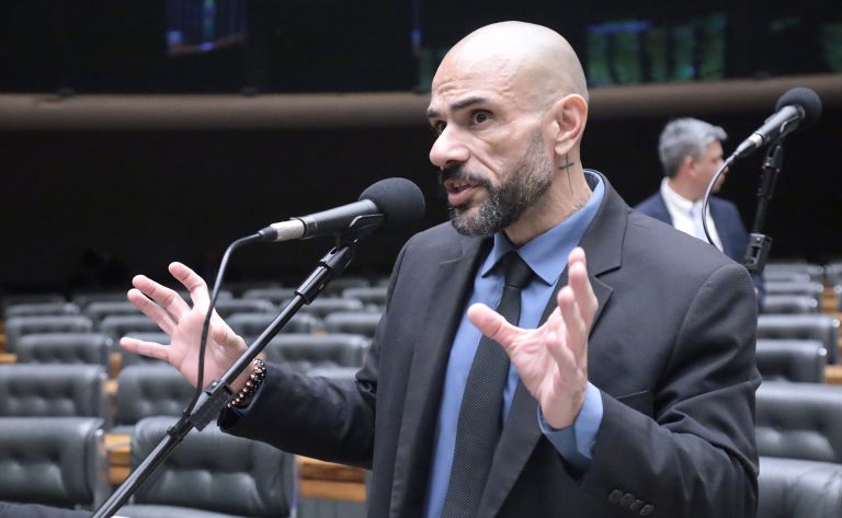 Deputado Sargento Portugal (PODE-RJ) discursando ao microfone no plenário da Câmara dos Deputados durante sessão sobre segurança pública.