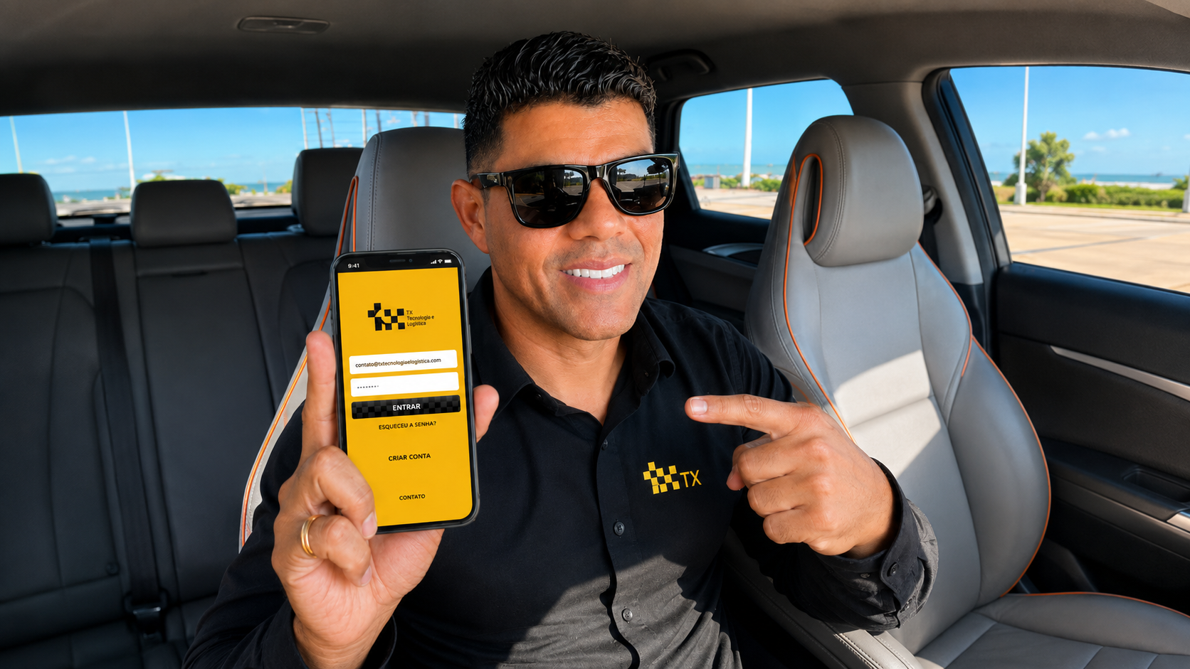 Homem de óculos escuros dentro de um carro segura um celular com tela amarela de aplicativo e aponta para o aparelho.