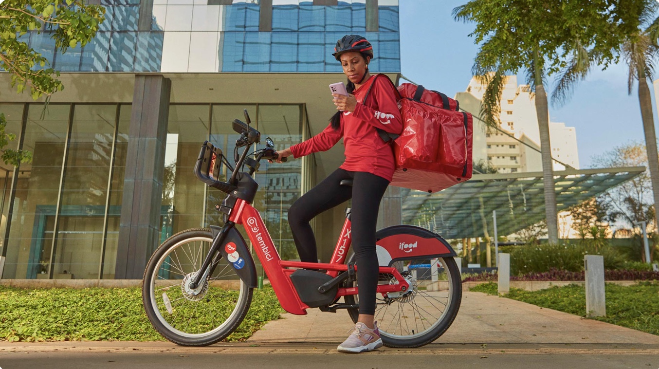 Entregadora utiliza bicicleta elétrica do iFood e Tembici em projeto apoiado pelo BNDES