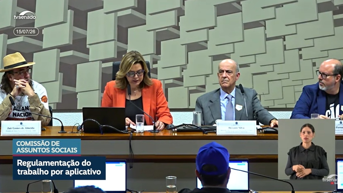 Participantes de audiência da Comissão de Assuntos Sociais discutem a regulamentação do trabalho por aplicativo, com intérprete de Libras na tela.