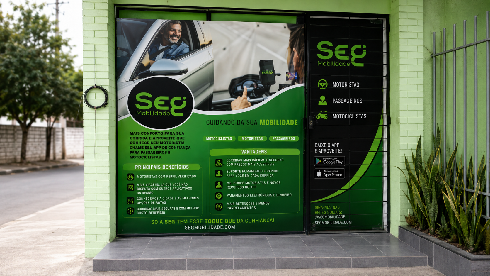 Fachada de um escritório da Seg Mobilidade com adesivação em tons de verde e preto. A vitrine exibe o logotipo da empresa, imagens de um motorista e do aplicativo em uso, além de informações sobre benefícios, serviços e links para download nas lojas Google Play e App Store.