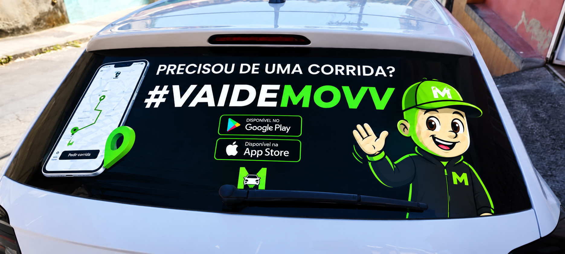 Vidro traseiro de carro branco com publicidade do aplicativo de transporte Movv, exibindo a frase #VAIDEMOVV, um celular com mapa e um mascote de boné verde.