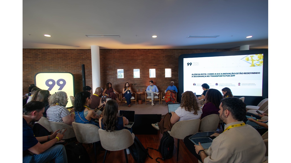 Participantes acompanham painel sobre inteligência artificial, inovação e segurança no transporte por aplicativo durante o 99 Tech Summit.