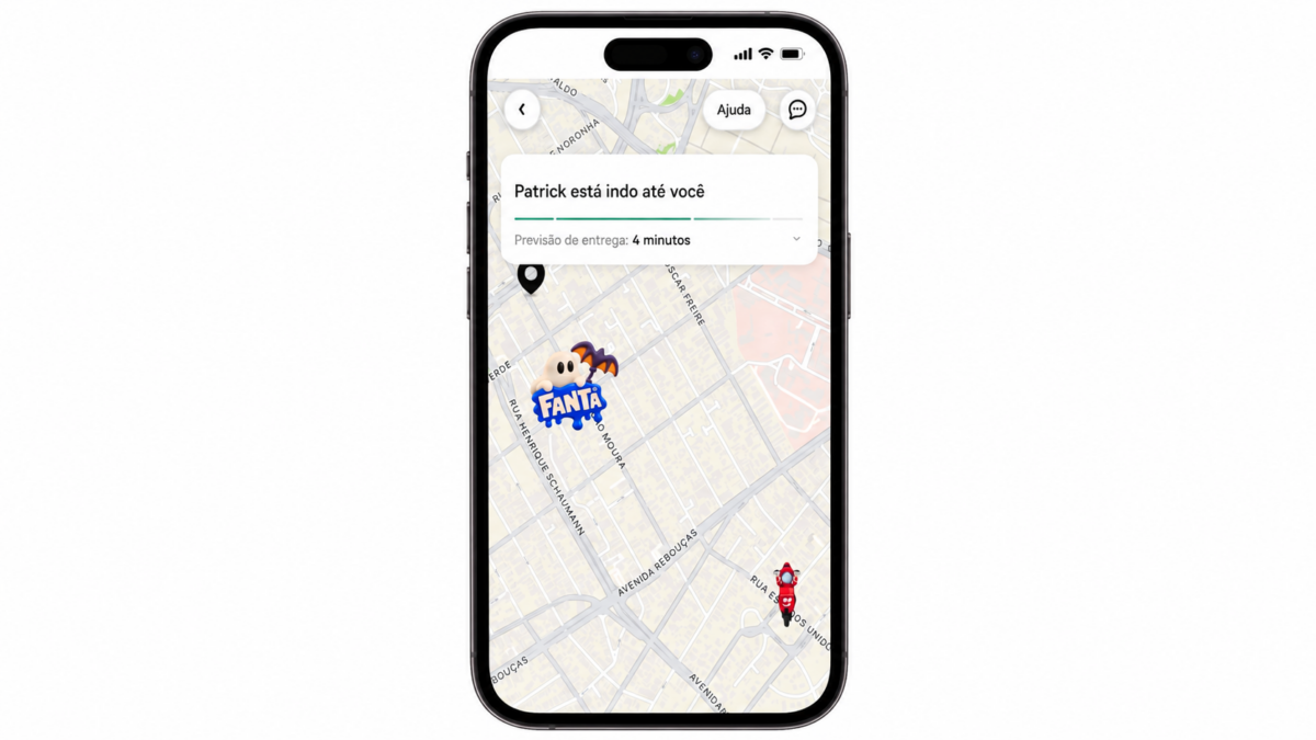 Tela do aplicativo iFood mostra animação de fantasma da Fanta no mapa de rastreamento de uma entrega durante o Halloween.