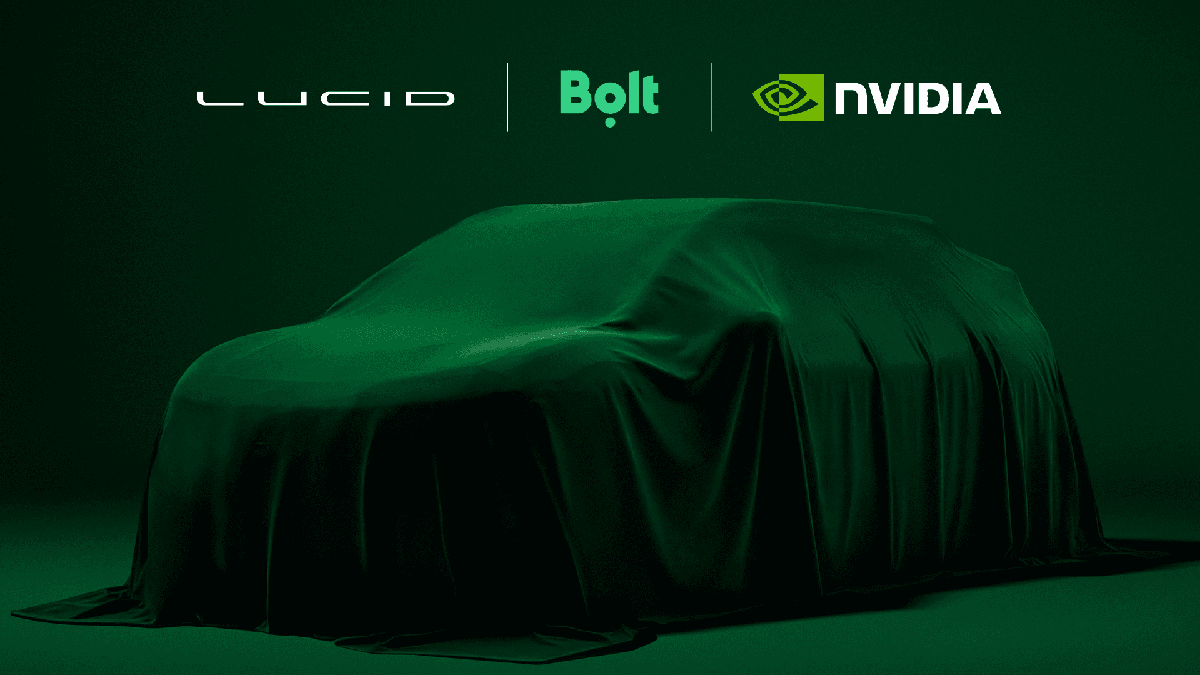 Veículo coberto por tecido verde, com os logotipos da Lucid, Bolt e NVIDIA na parte superior da imagem, representando a parceria para o desenvolvimento de carros autônomos na Europa.